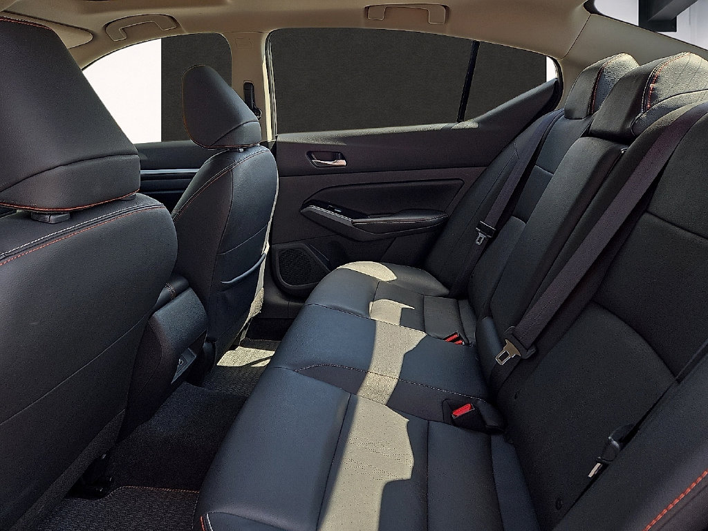 2025 Nissan Altima SR - Photo 9