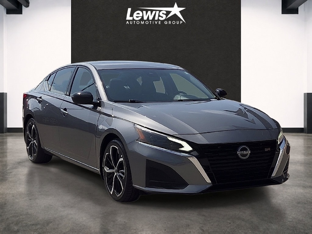 2025 Nissan Altima SR - Photo 6