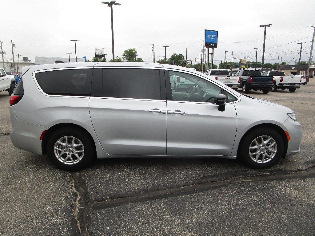 Used 2024 Chrysler Pacifica Touring L Minivan