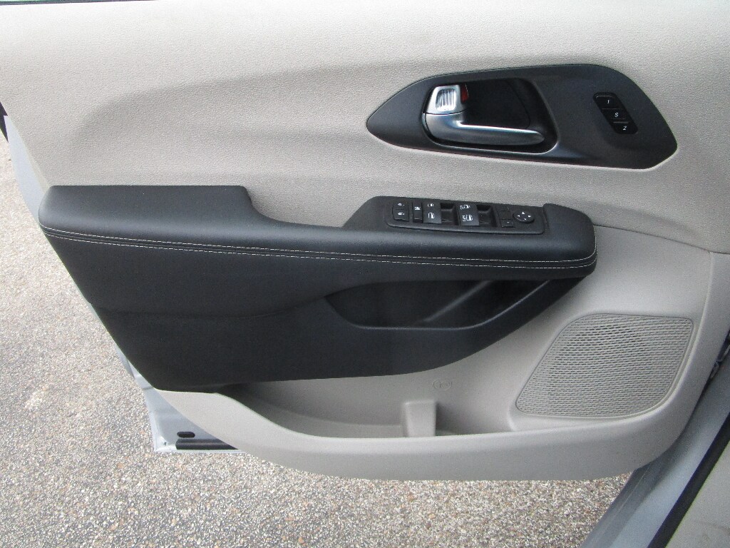 Used 2024 Chrysler Pacifica Touring L Minivan