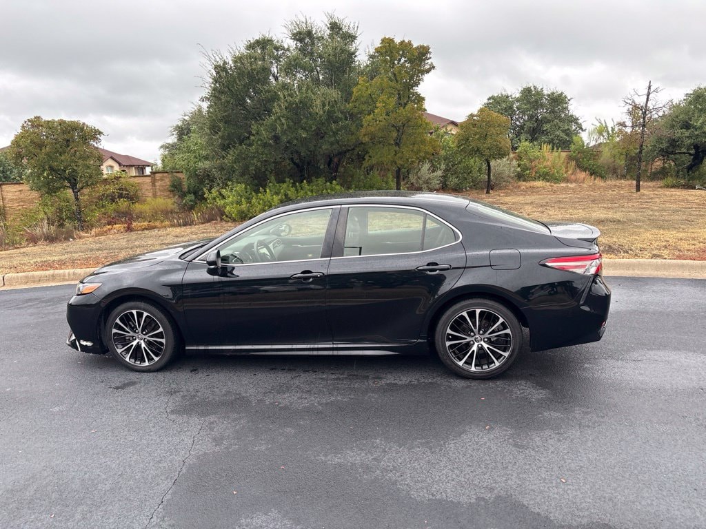 Used 2018 Toyota Camry SE Sedan