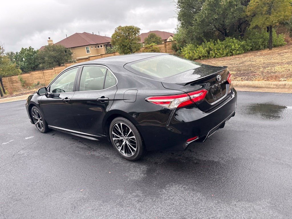 Used 2018 Toyota Camry SE Sedan