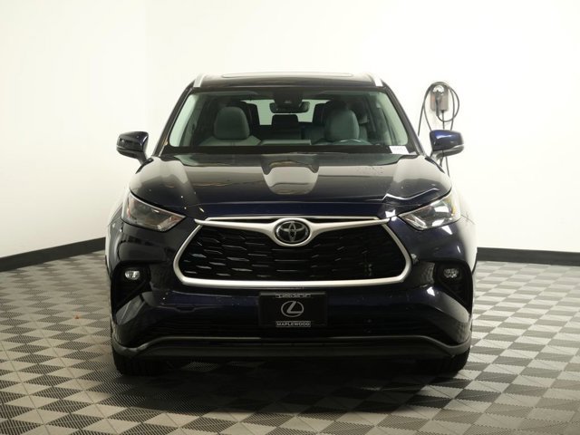 Used 2022 Toyota Highlander XLE with VIN 5TDGZRBH4NS180048 for sale in Maplewood, Minnesota
