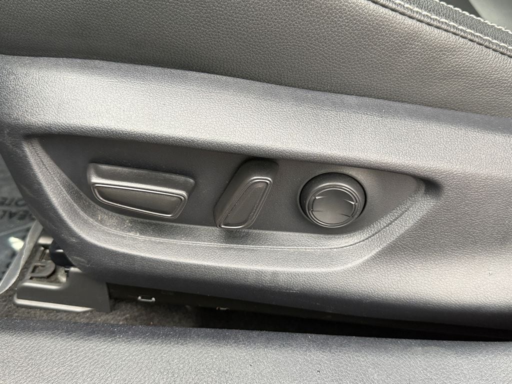 2025 Toyota Camry SE - Photo 25