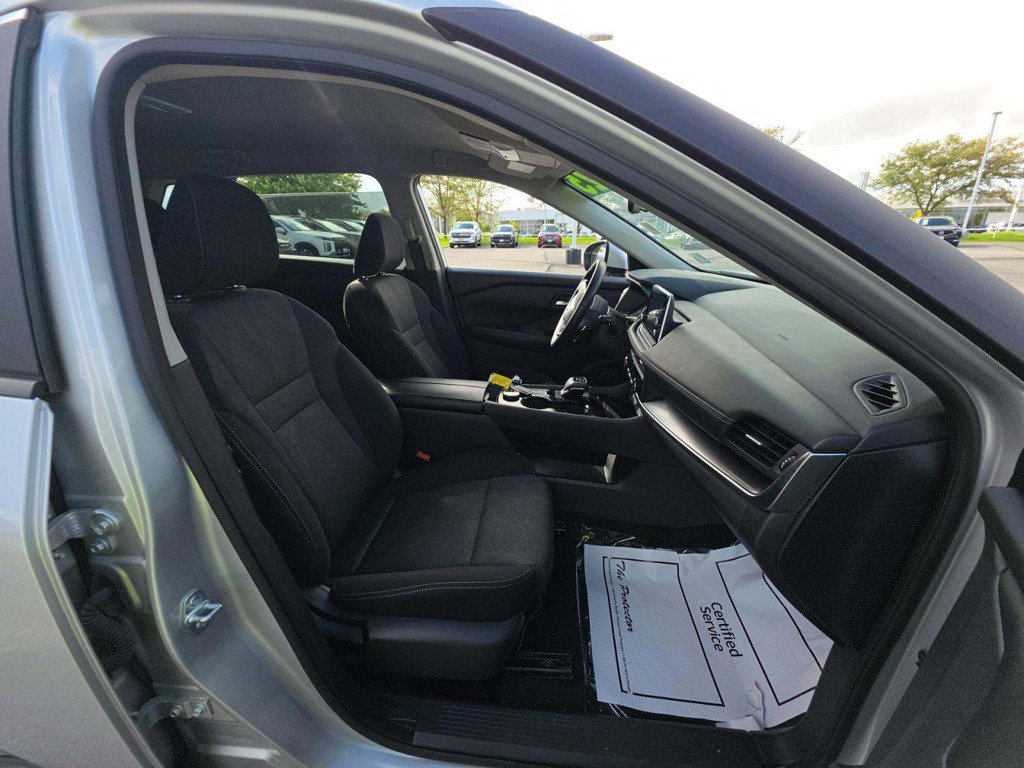 2025 Nissan Rogue SV - Photo 13