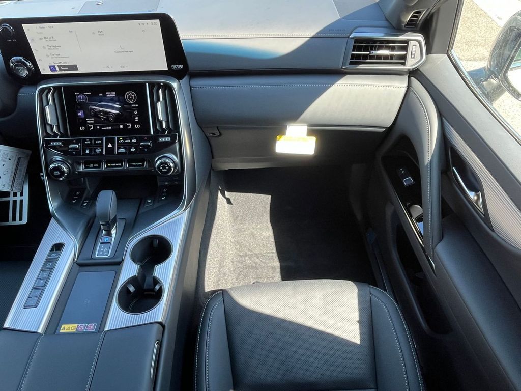 2026 Lexus LX 700h F-Sport - Photo 9