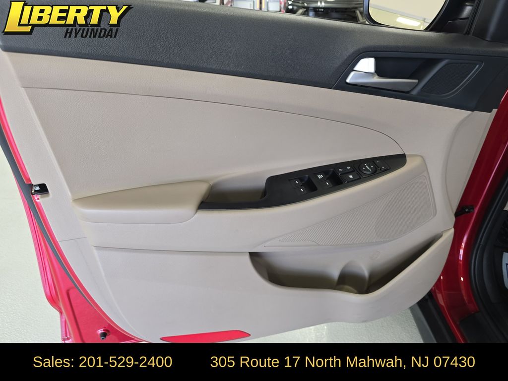 2021 Hyundai Tucson SE - Photo 10