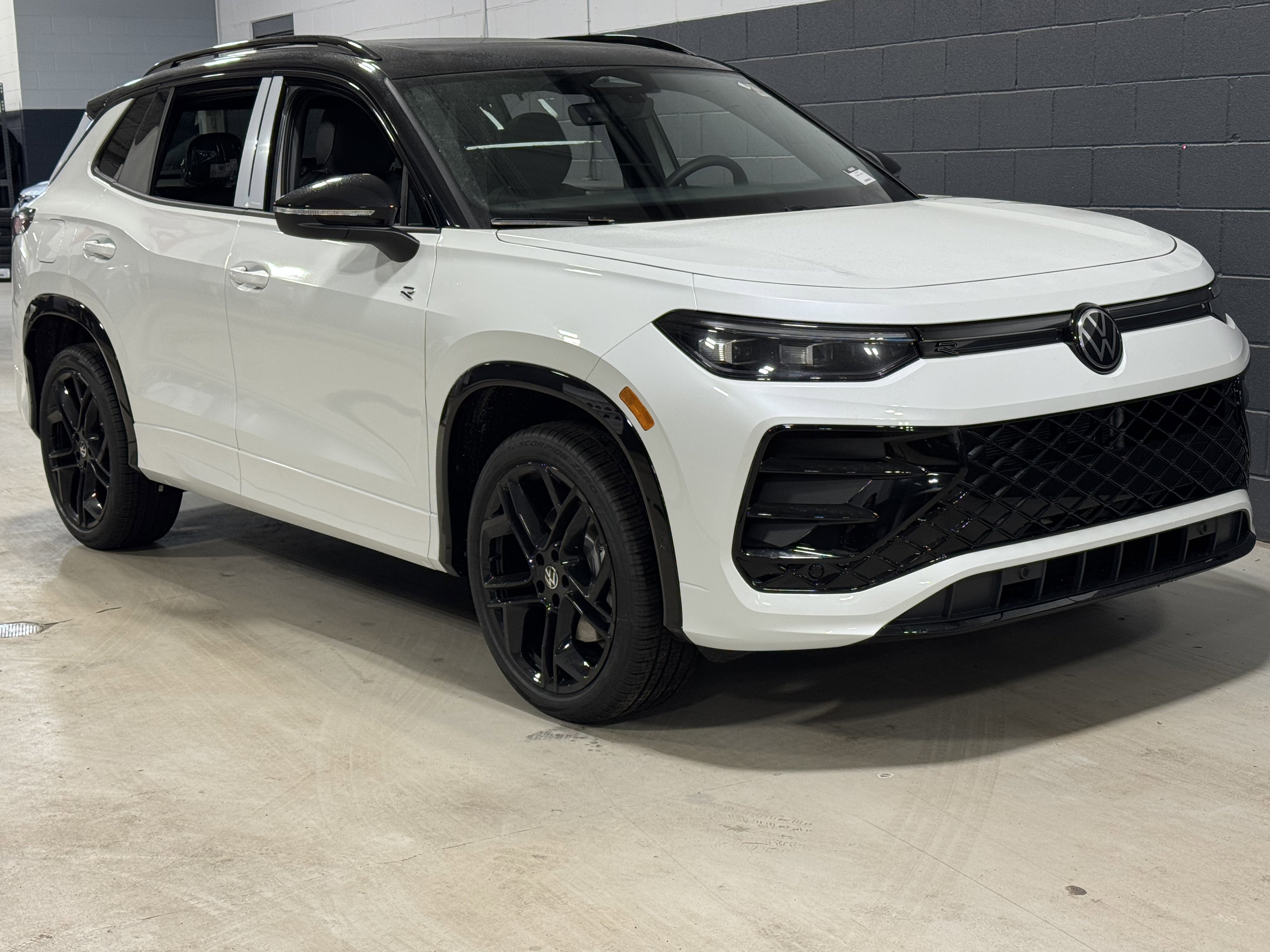 New 2026 Volkswagen Tiguan SE R-Line Black 2.0T SE R-Line Black 4MOTION