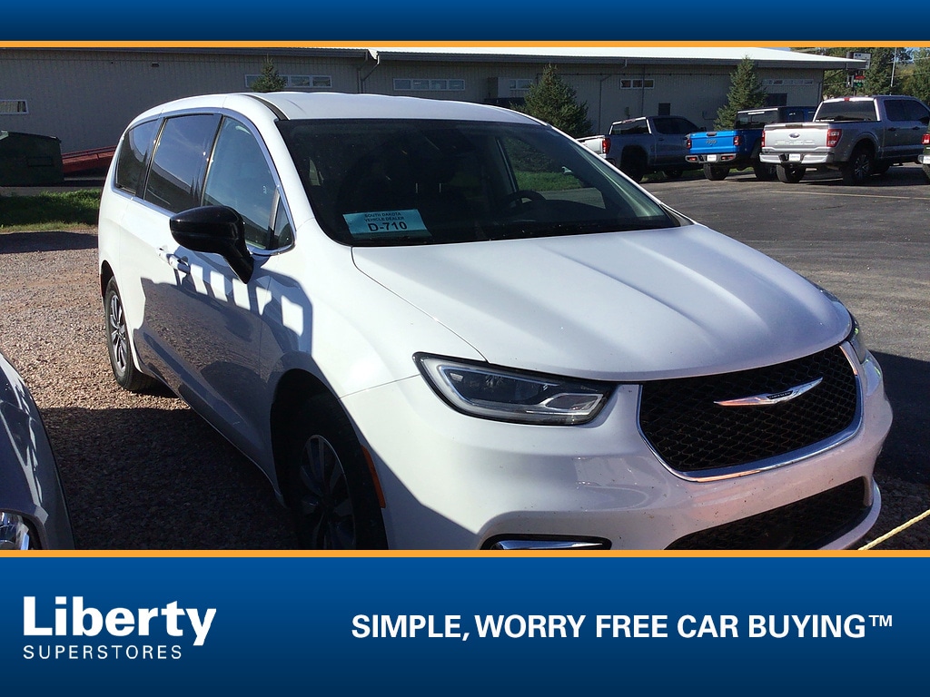 Used 2024 Chrysler Pacifica Select