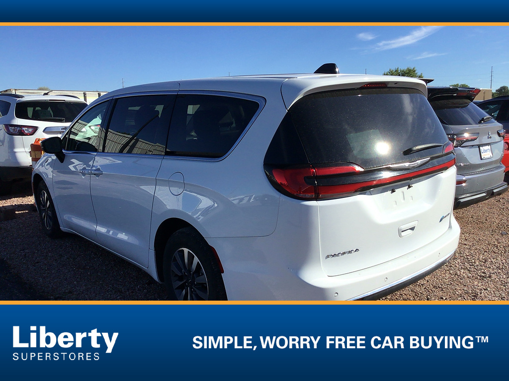 Used 2024 Chrysler Pacifica Select