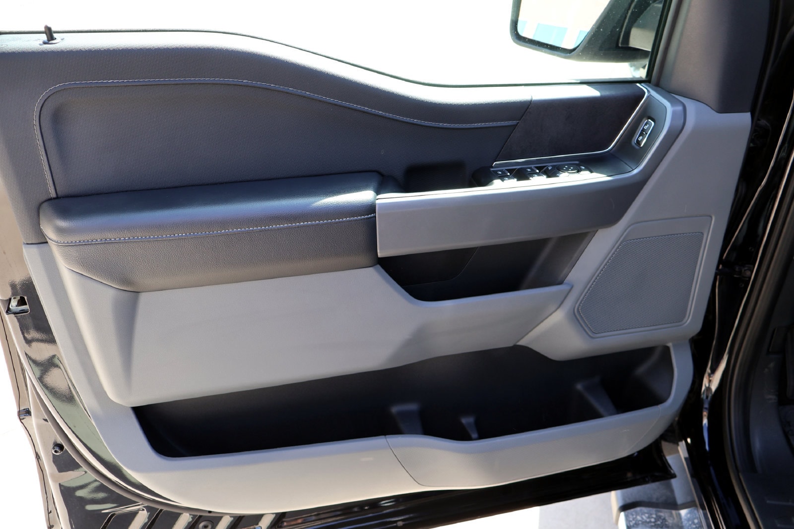 2025 Ford F-150 XLT - Photo 17