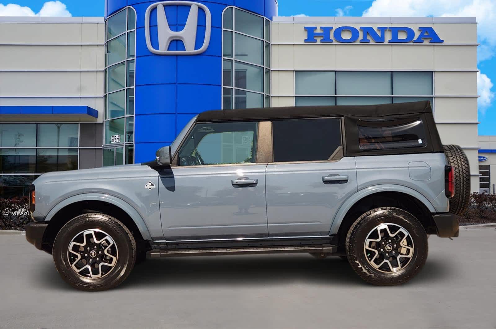2023 Ford Bronco 4-Door Outer Banks - Photo 3