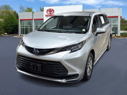 2022 Toyota Sienna LE 8 Passenger Van Passenger Van
