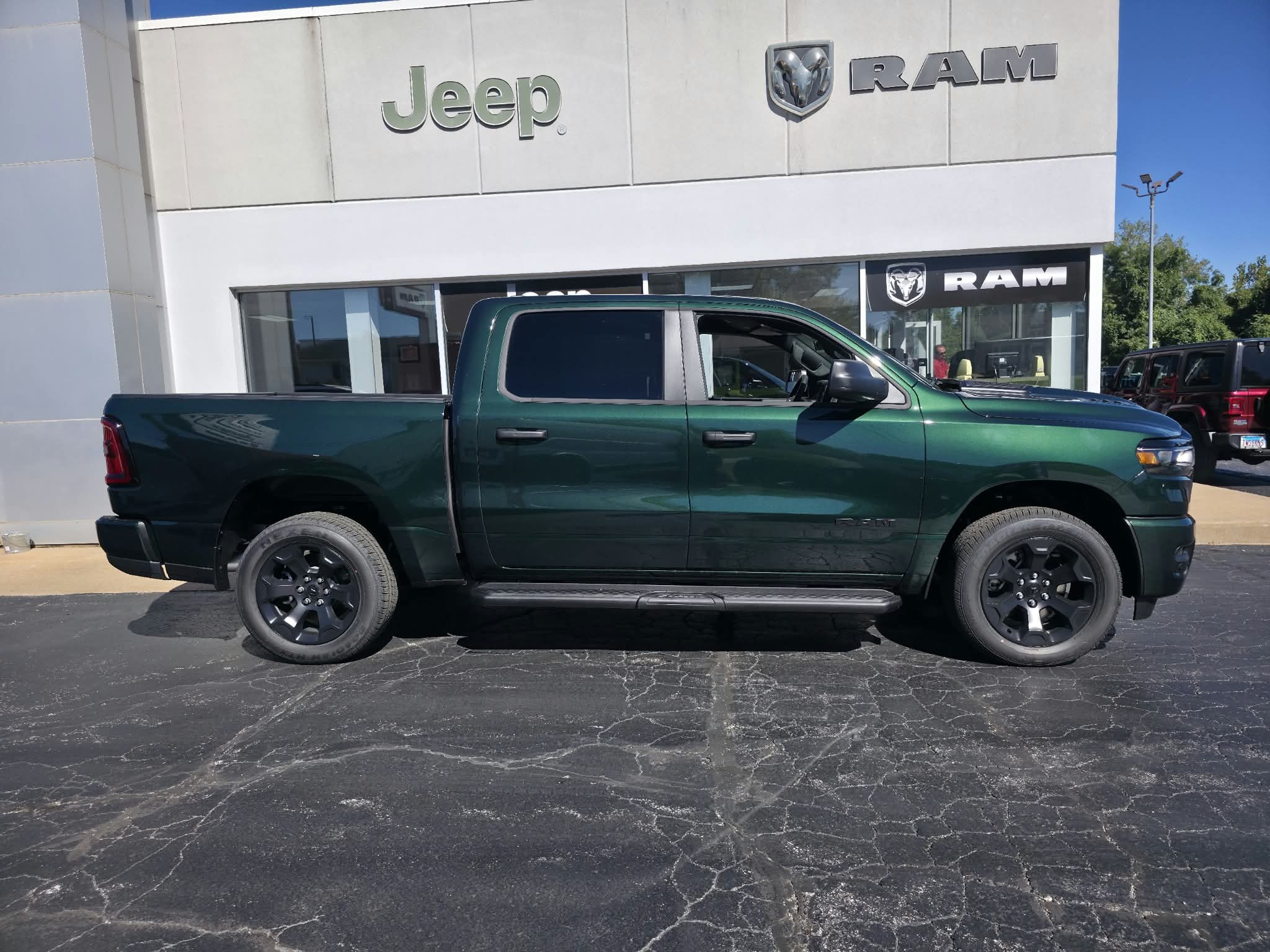 New 2027 Ram 1500 EXPRESS CREW CAB 4X4 5'7 BOX Pickup