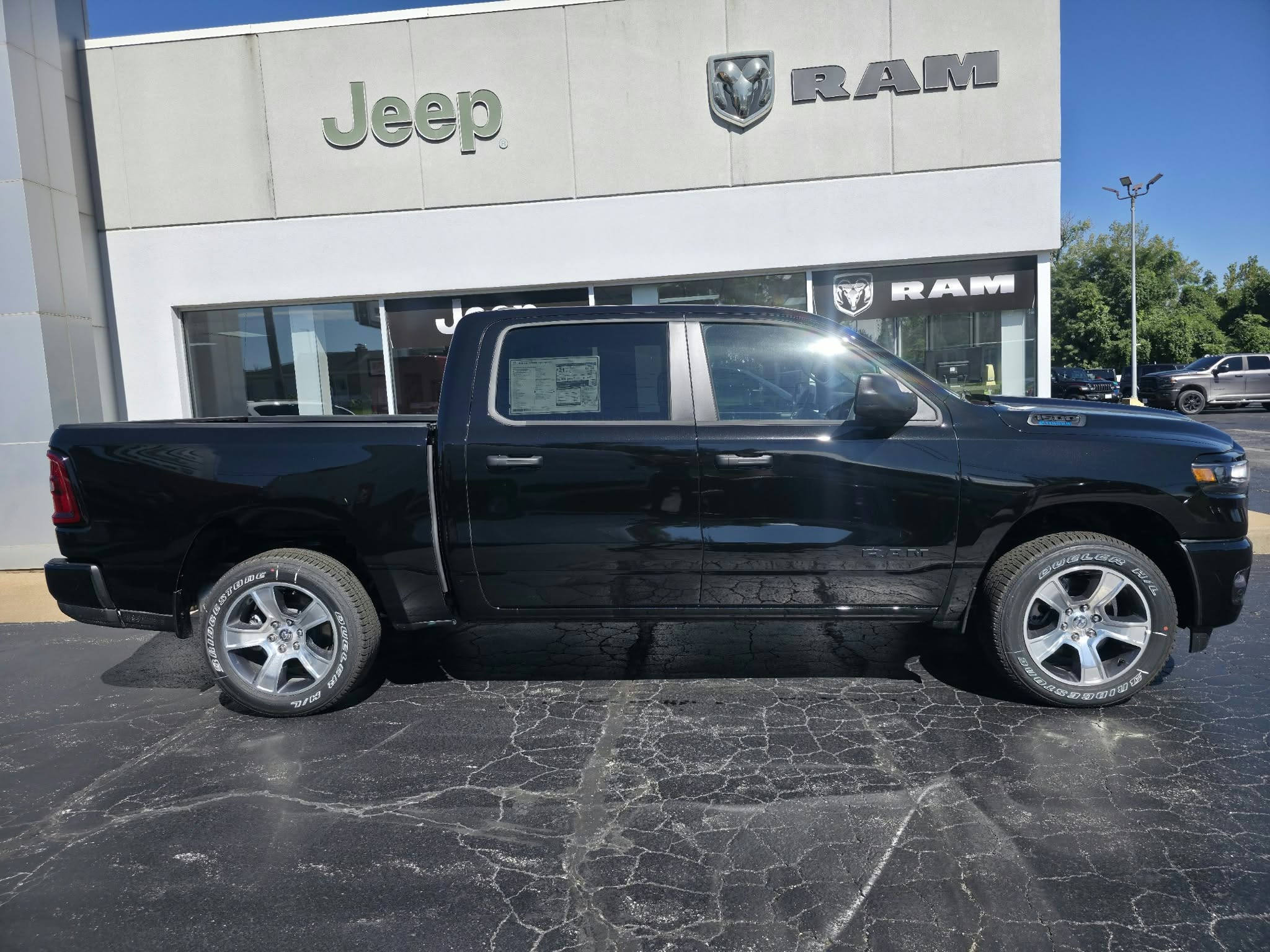 New 2026 Ram 1500 EXPRESS CREW CAB 4X4 5'7 BOX Pickup
