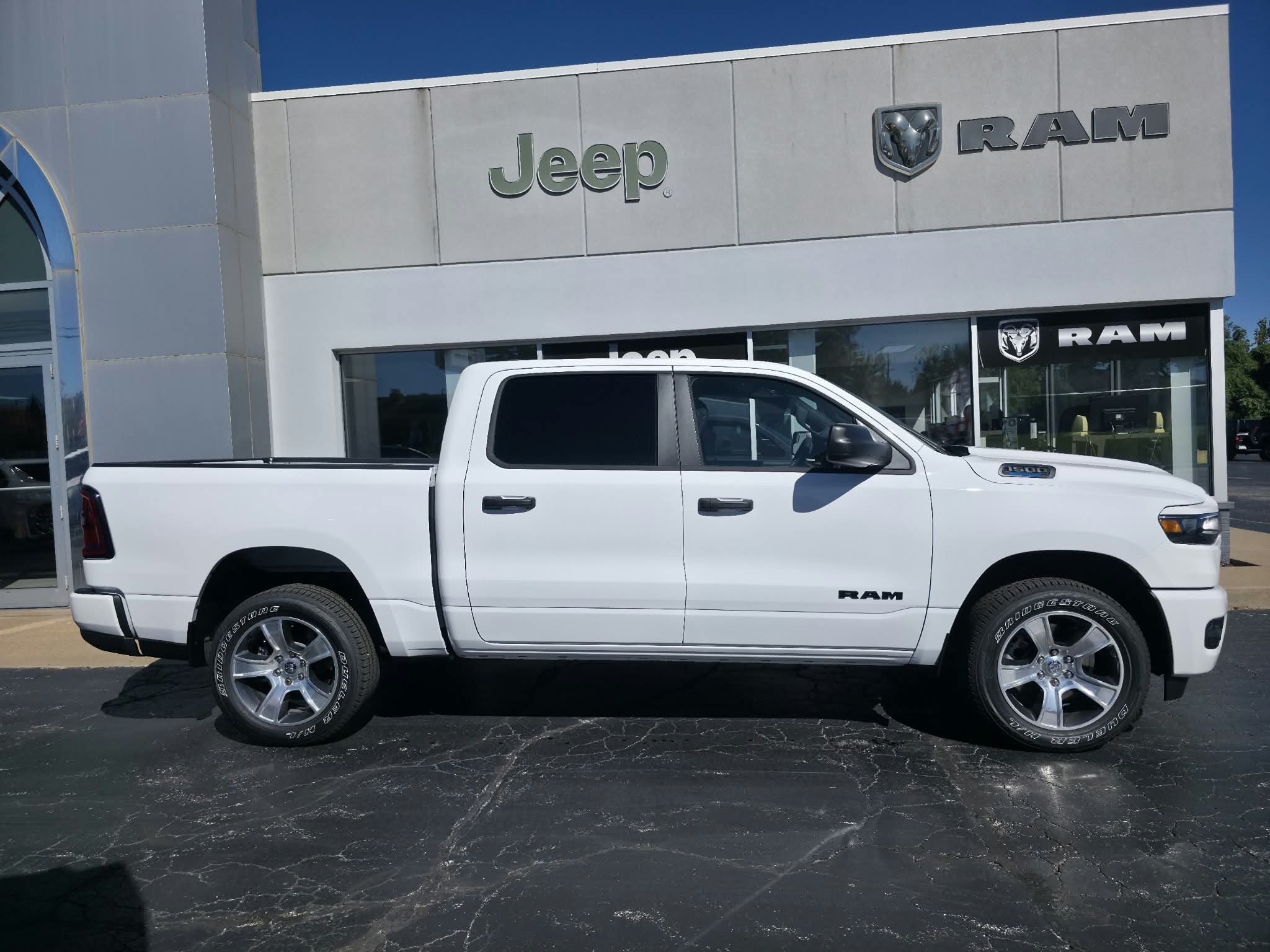 New 2027 Ram 1500 EXPRESS CREW CAB 4X4 5'7 BOX Pickup