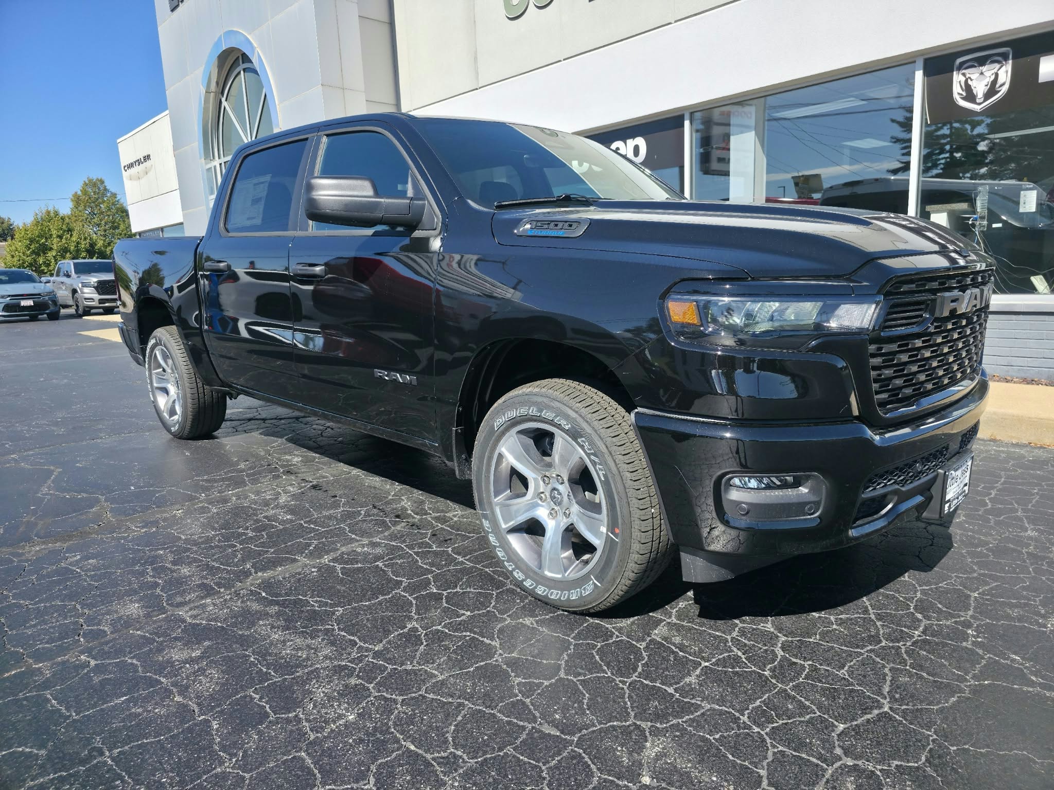New 2026 Ram 1500 EXPRESS CREW CAB 4X4 5'7 BOX Pickup
