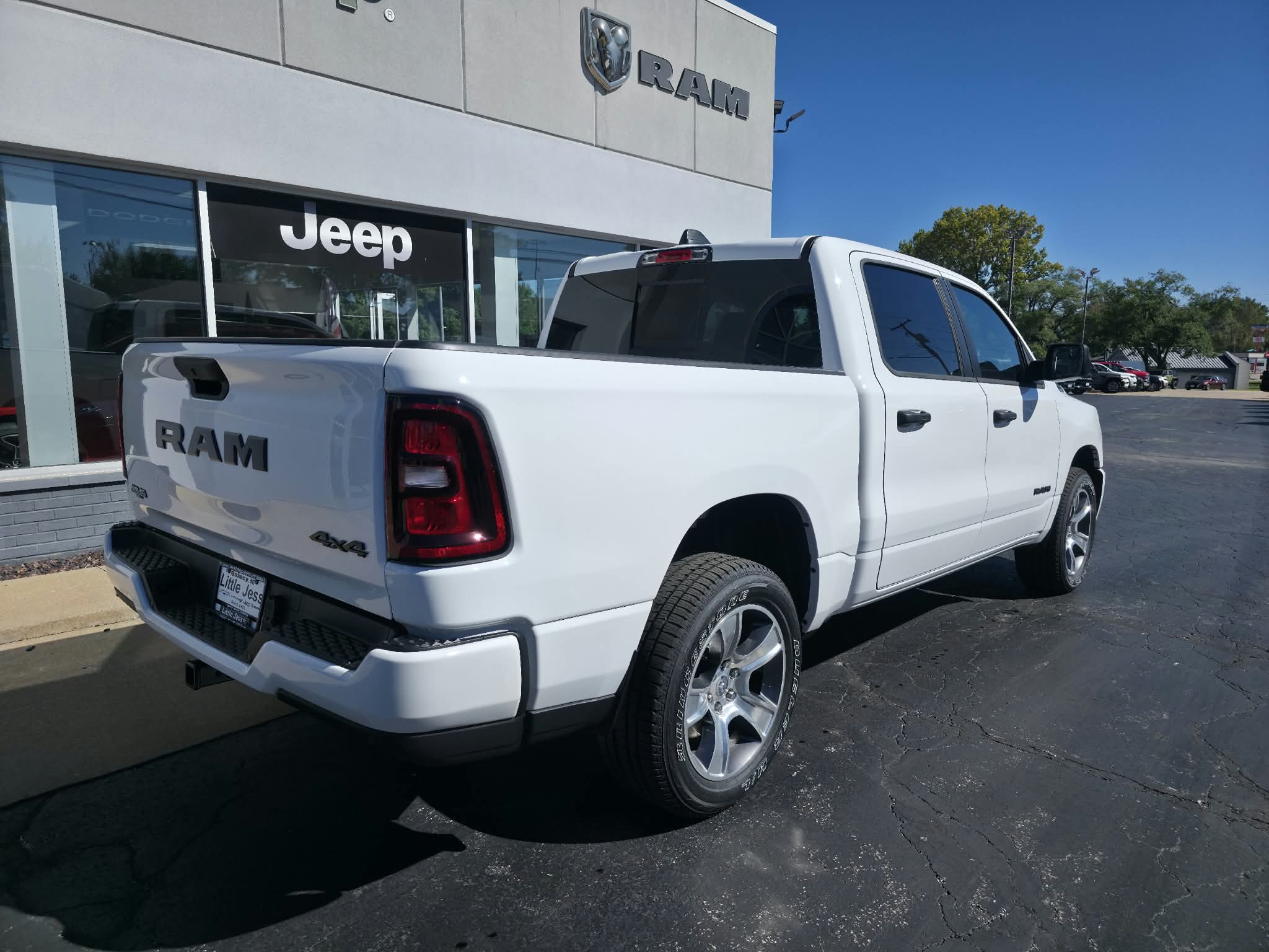 New 2027 Ram 1500 EXPRESS CREW CAB 4X4 5'7 BOX Pickup
