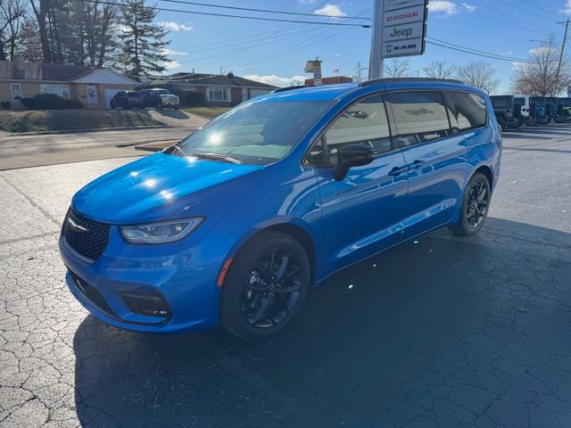 New 2026 Chrysler Pacifica SELECT Passenger Van