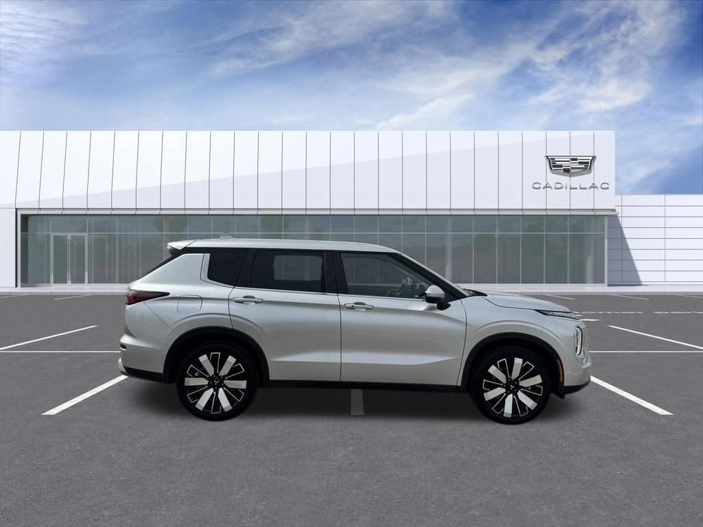 Used 2025 Mitsubishi Outlander SE
