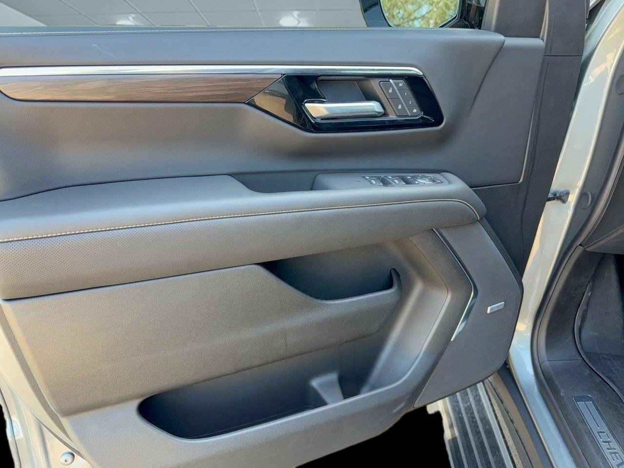 2026 Chevrolet Suburban Premier - Photo 14
