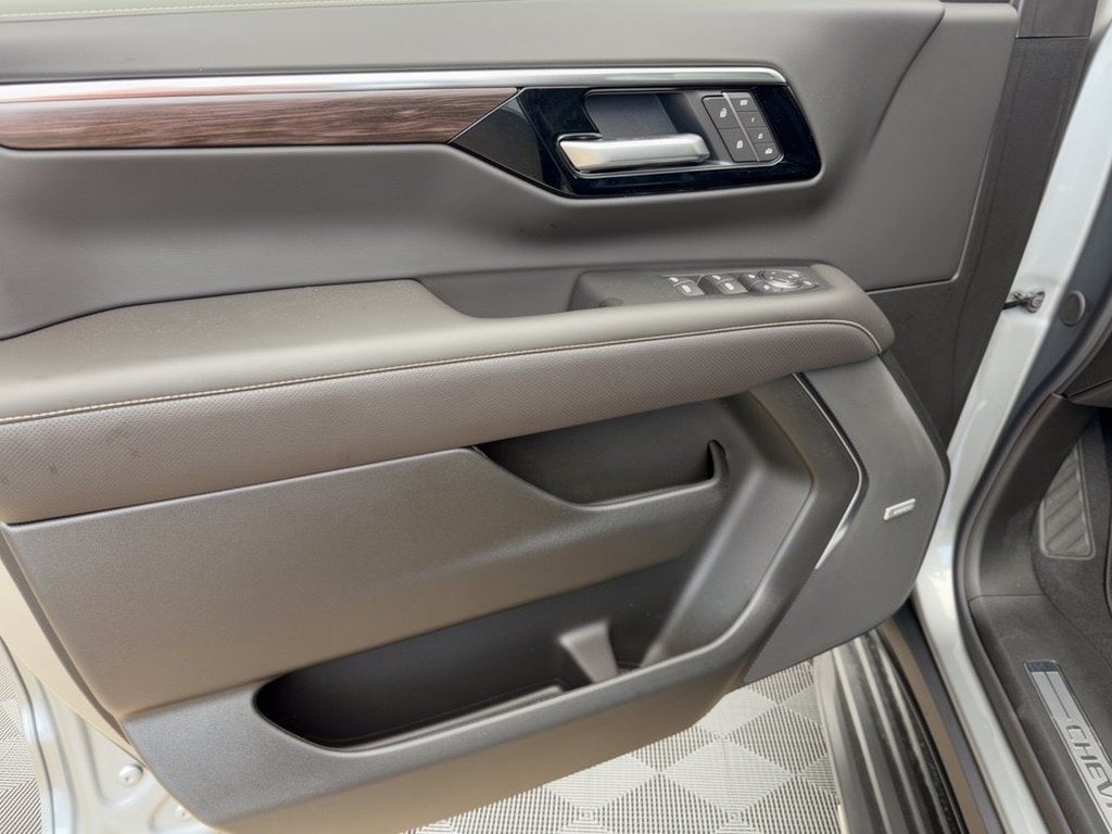2026 Chevrolet Suburban Premier - Photo 14