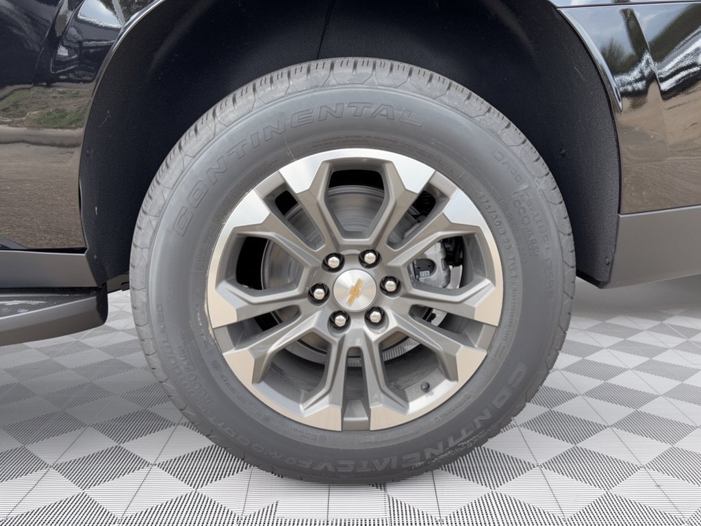 2027 Chevrolet Suburban LT - Photo 13