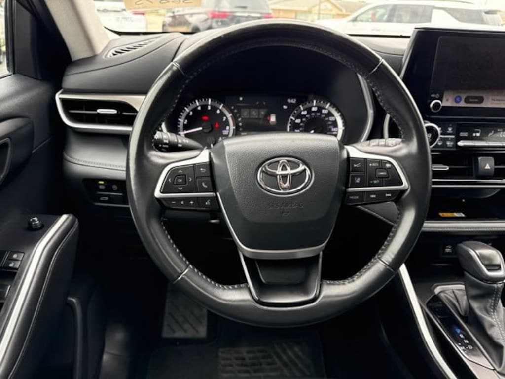 Used 2024 Toyota Highlander LE SUV