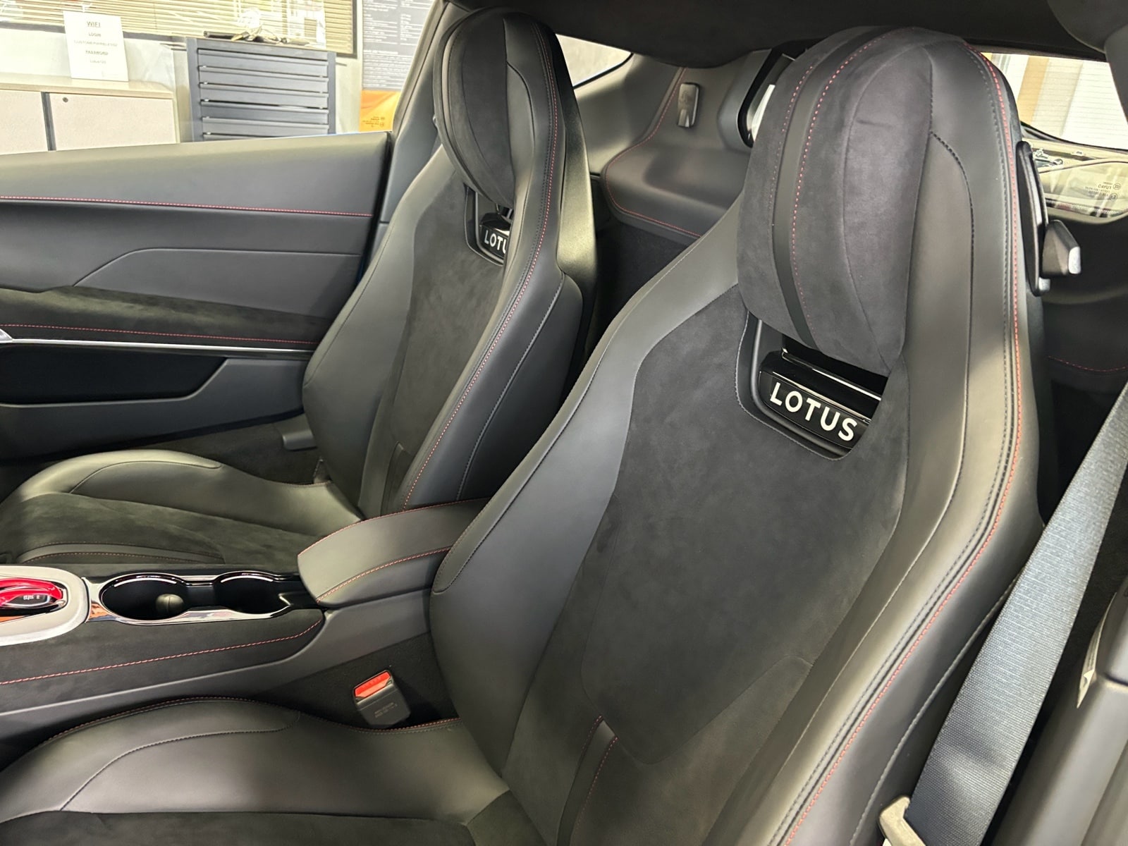 2024 Lotus Emira First Edition - Photo 7