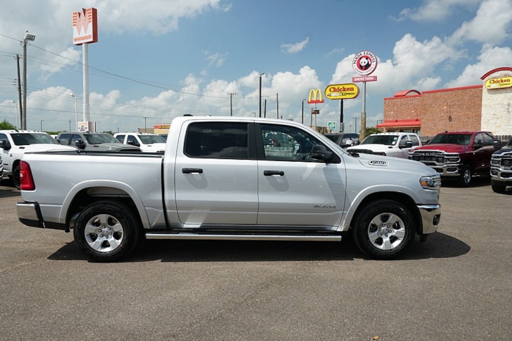New 2026 Ram 1500 LONE STAR CREW CAB 4X2 5'7 BOX Pickup