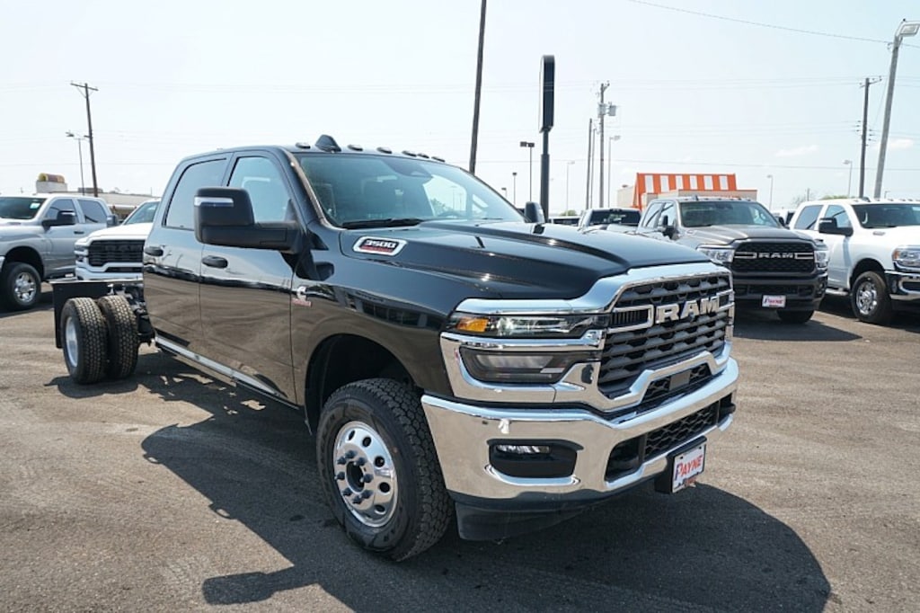 New 2025 Ram 3500 Chassis Cab TRADESMAN CREW 4X4 60' CA Pickup