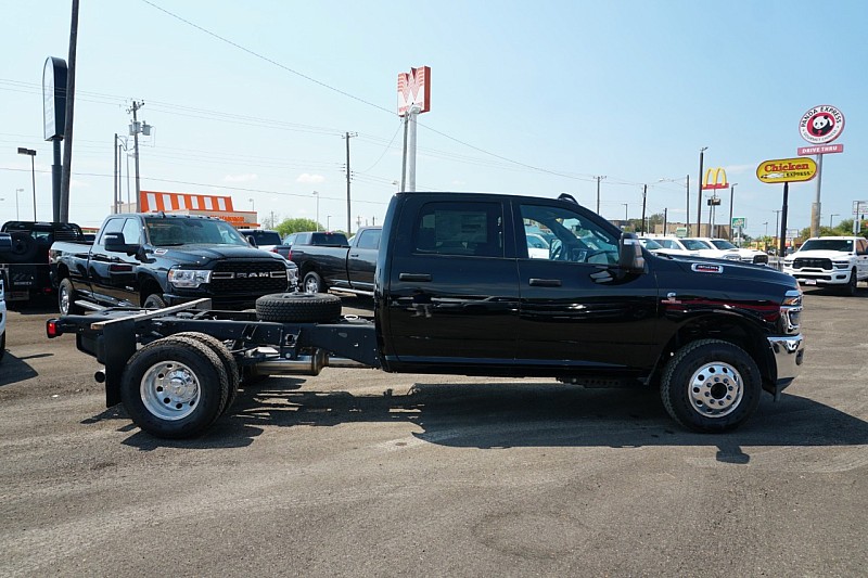 New 2025 Ram 3500 Chassis Cab TRADESMAN CREW 4X4 60' CA Pickup