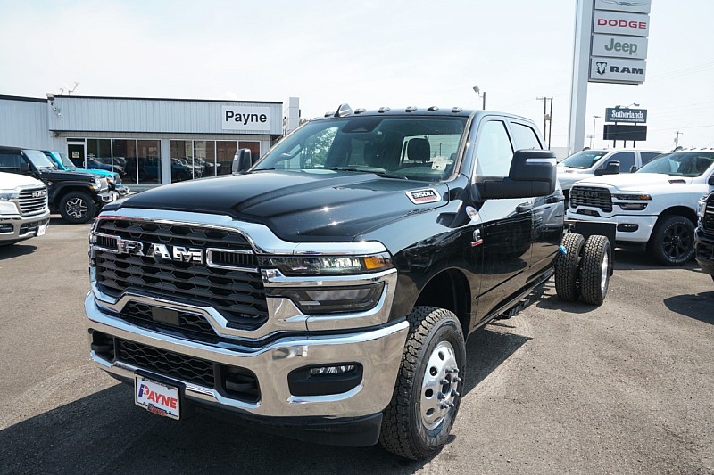 2025 Ram 3500 Chassis Cab TRADESMAN CREW   4X4 60' CA Pickup