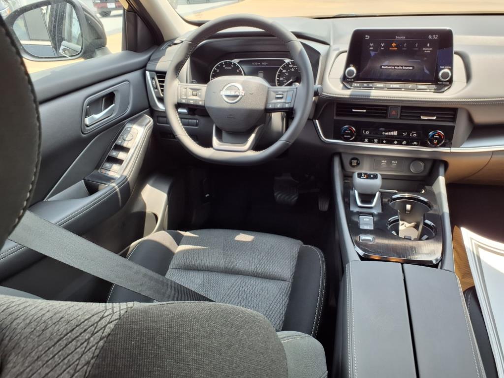 2026 Nissan Rogue SV - Photo 4