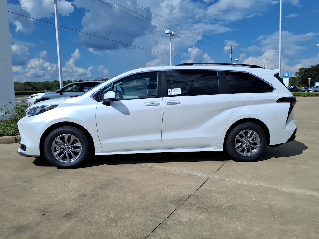 New 2026 Toyota Sienna XLE 8 PASSENGER