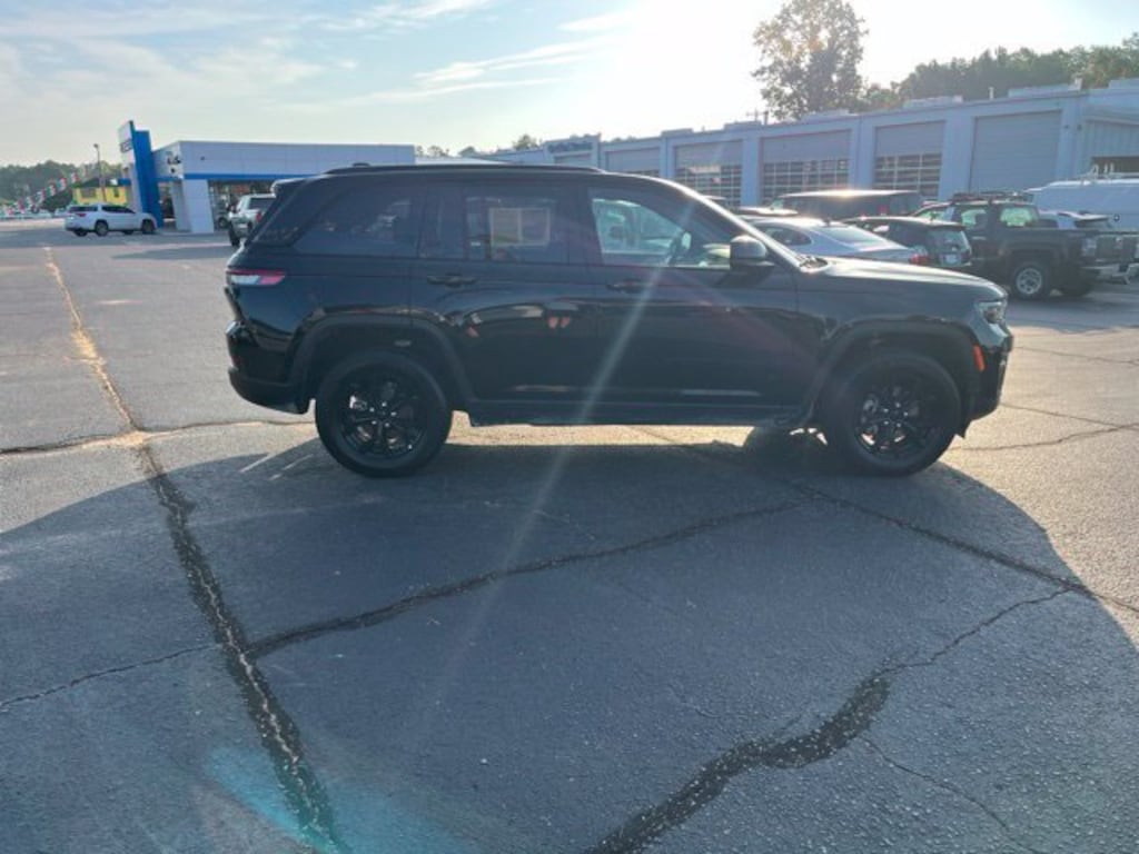 Used 2025 Jeep Grand Cherokee Altitude