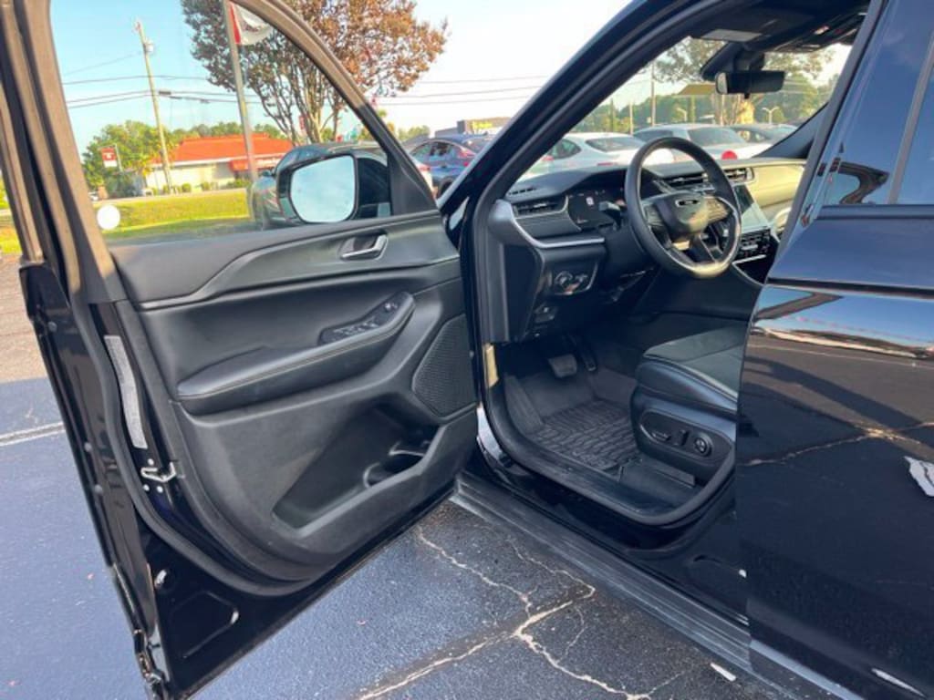 Used 2025 Jeep Grand Cherokee Altitude