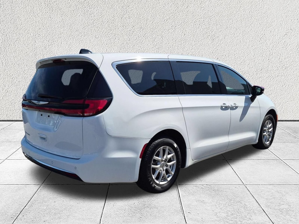 Used 2025 Chrysler Pacifica Select Van Passenger Van