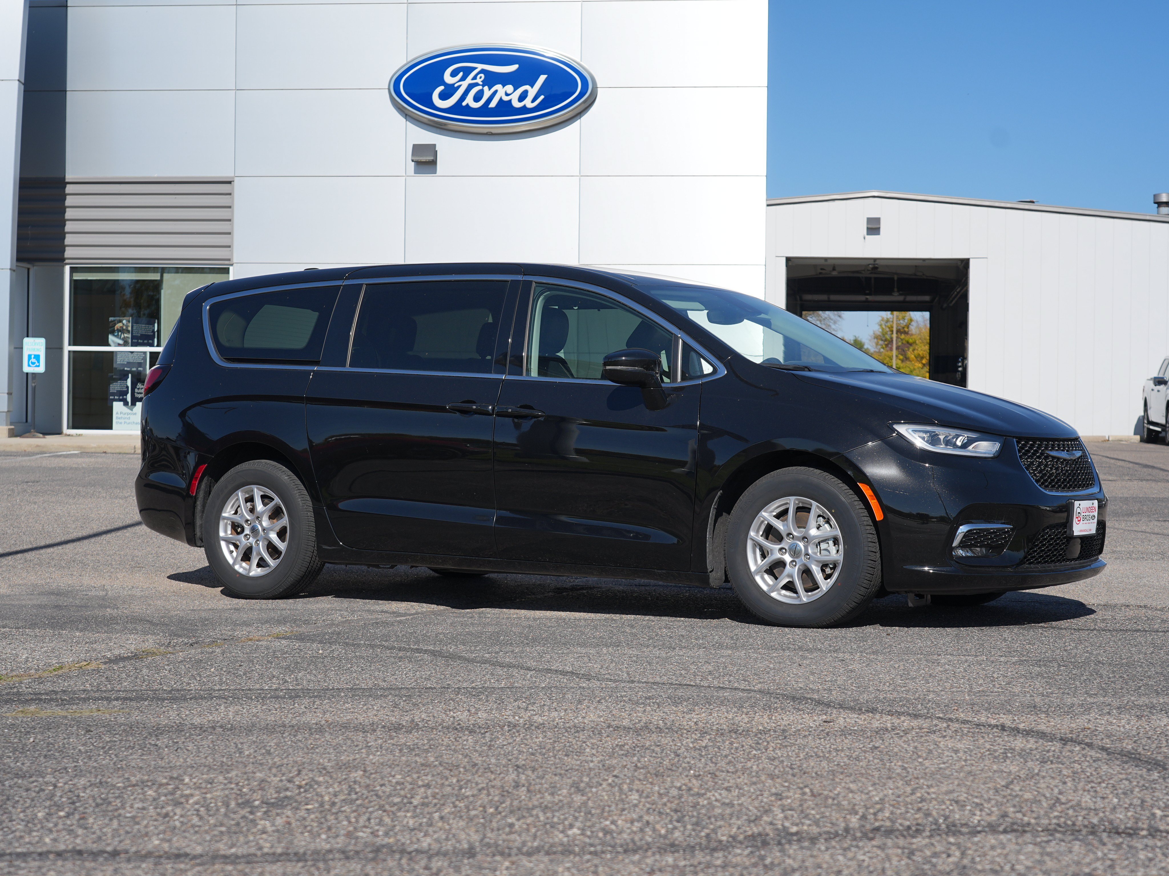 Used 2024 Chrysler Pacifica Touring L Minivan/Van