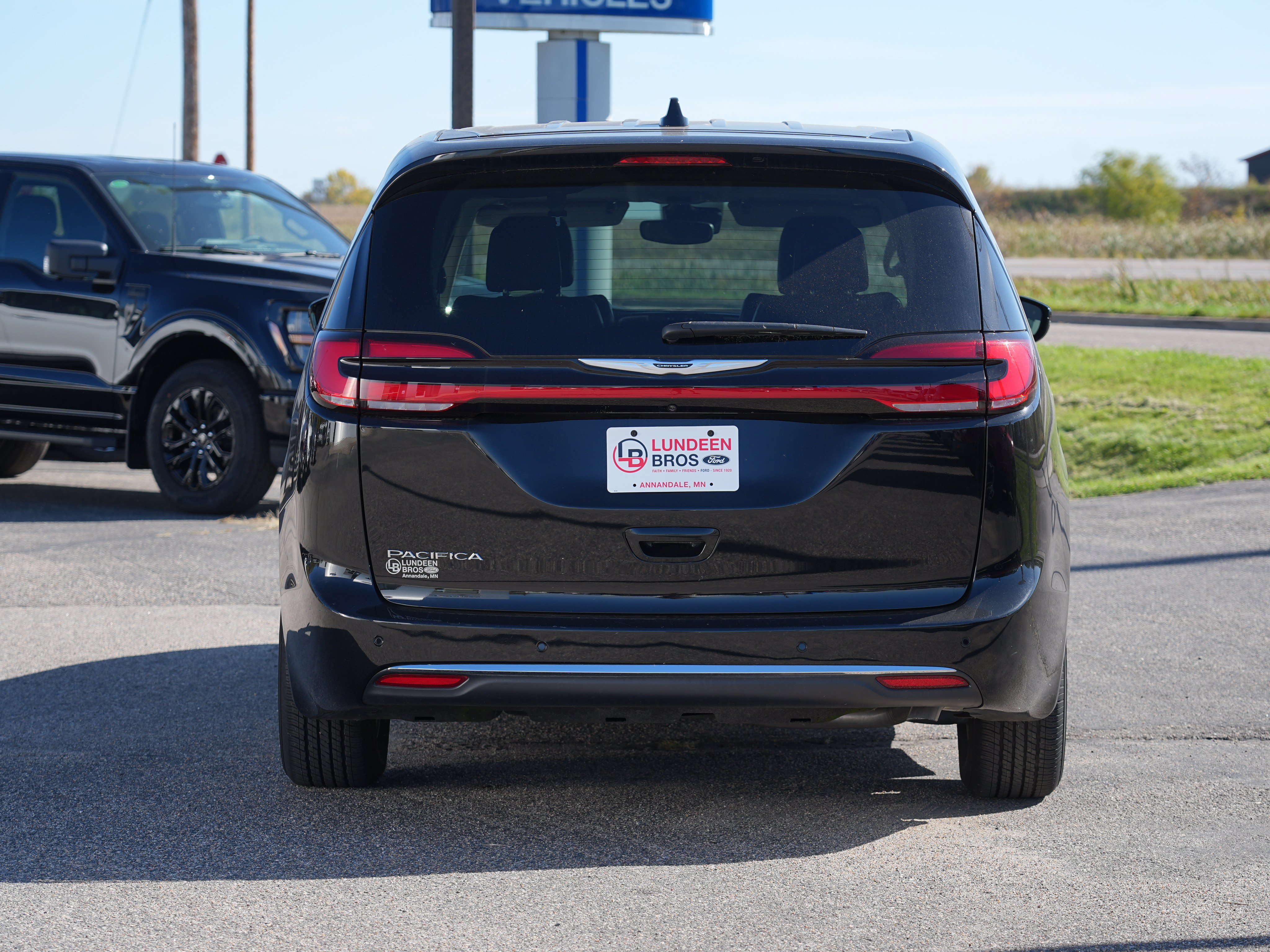Used 2024 Chrysler Pacifica Touring L Minivan/Van