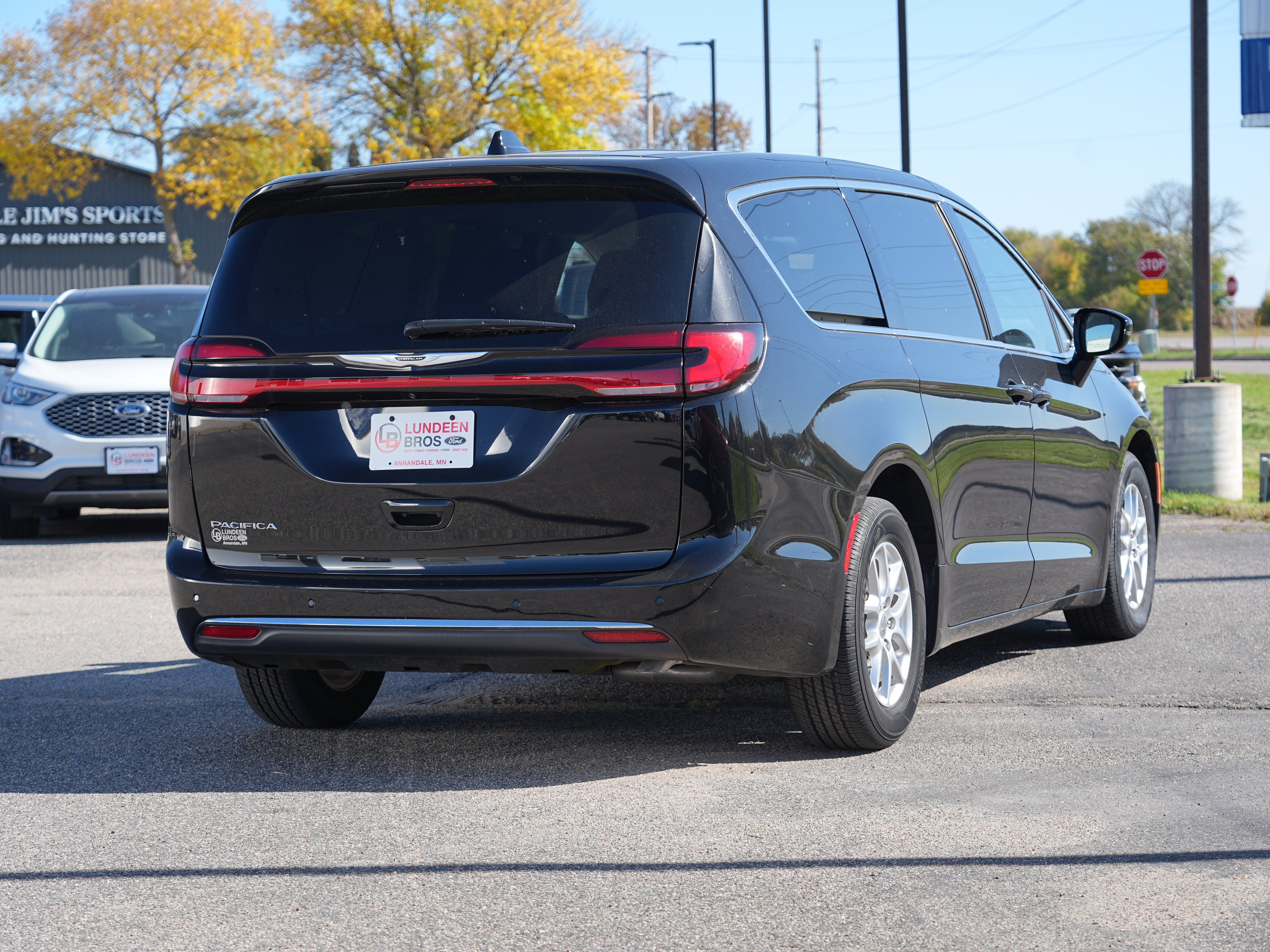Used 2024 Chrysler Pacifica Touring L Minivan/Van