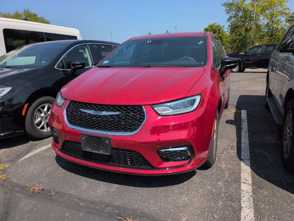 Used 2025 Chrysler Pacifica Select Minivan/Van