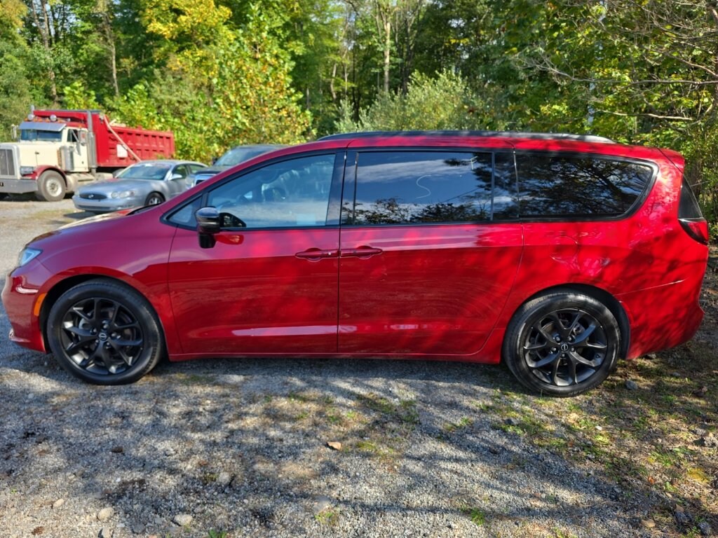 Used 2025 Chrysler Pacifica Limited Minivan/Van