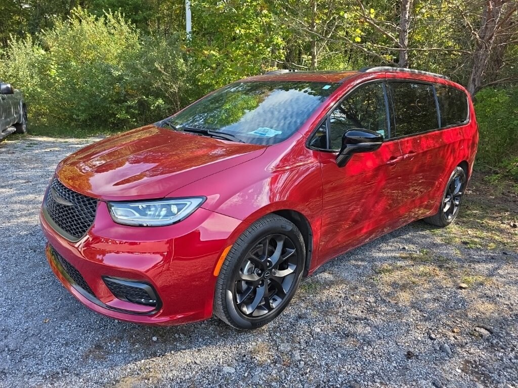 Used 2025 Chrysler Pacifica Limited Minivan/Van