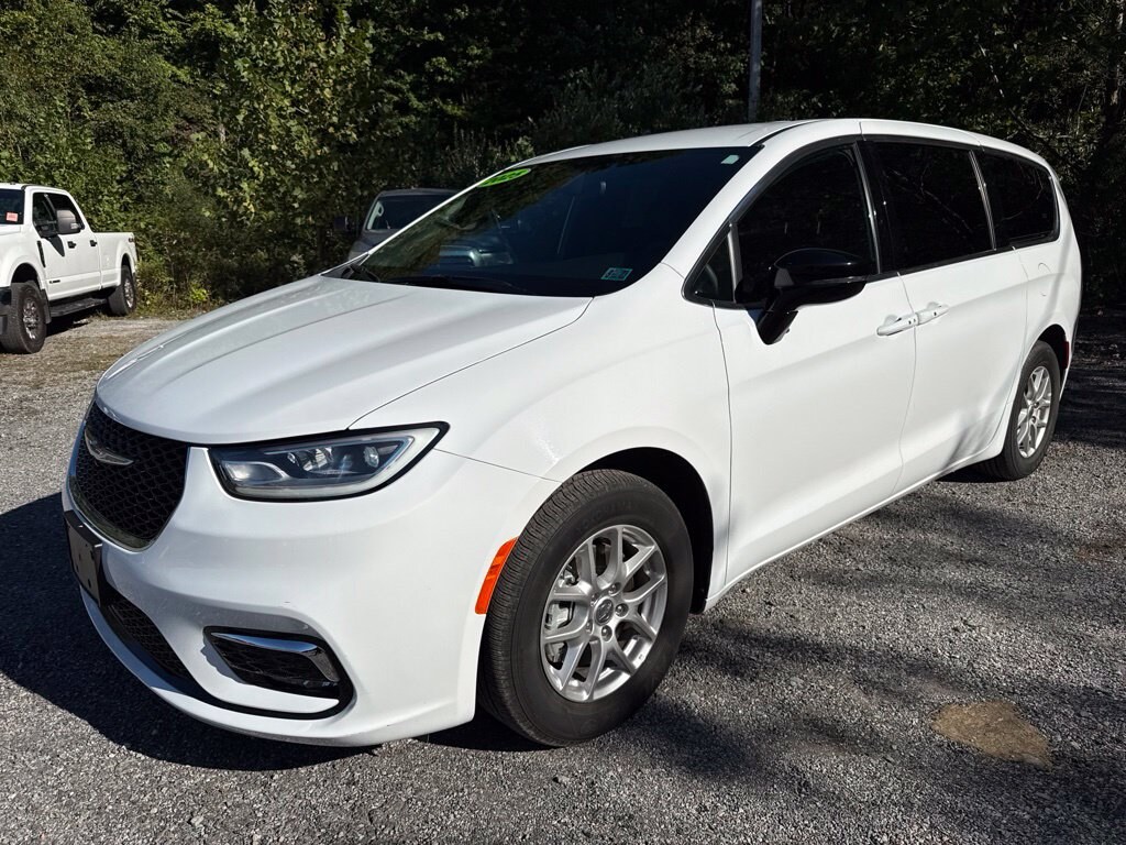 Used 2025 Chrysler Pacifica Select Minivan/Van
