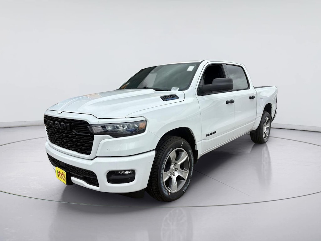 New 2026 Ram 1500 EXPRESS CREW CAB 4X2 5'7 BOX Pickup