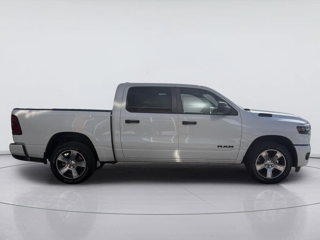 New 2026 Ram 1500 EXPRESS CREW CAB 4X2 5'7 BOX Pickup