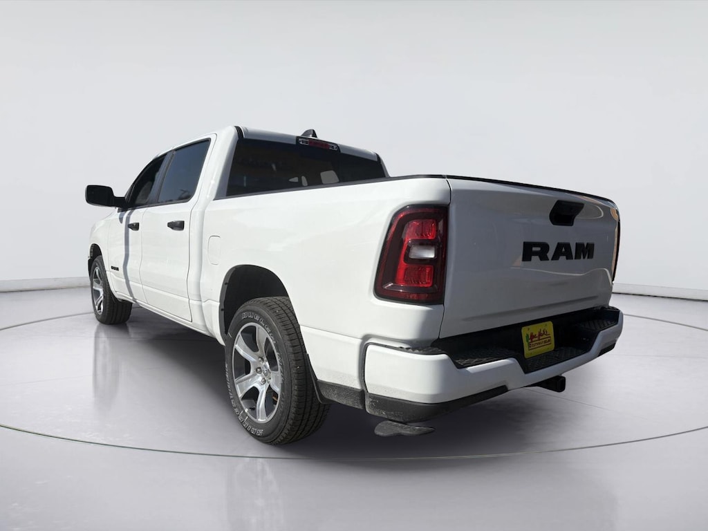 New 2026 Ram 1500 EXPRESS CREW CAB 4X2 5'7 BOX Pickup