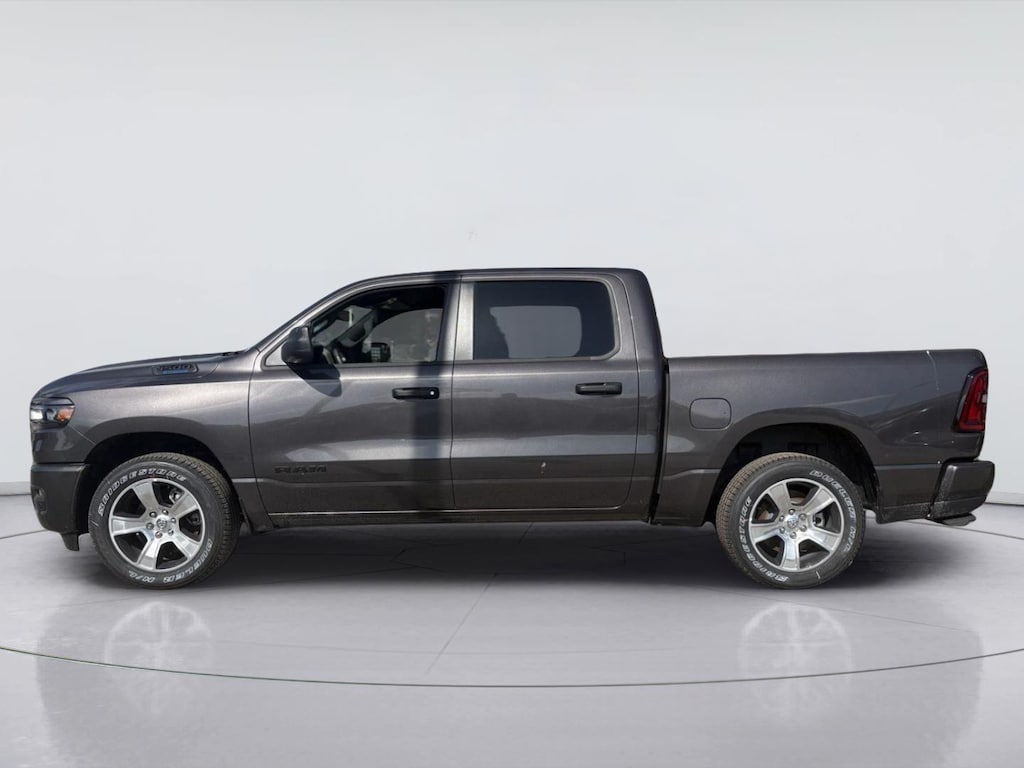 New 2026 Ram 1500 EXPRESS CREW CAB 4X2 5'7 BOX Pickup
