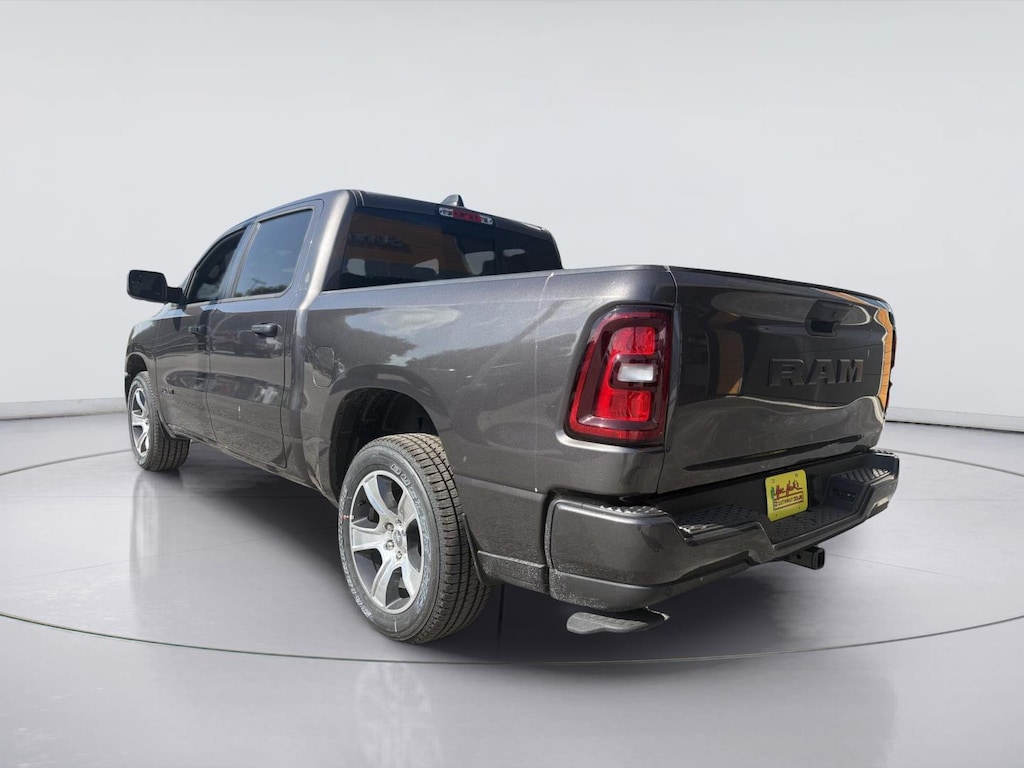 New 2026 Ram 1500 EXPRESS CREW CAB 4X2 5'7 BOX Pickup